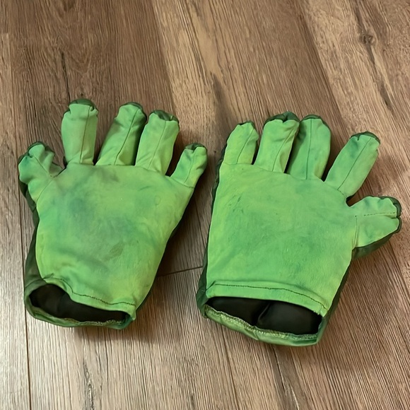 Incredible Hulk Costume Gloves - Picture 2 of 4